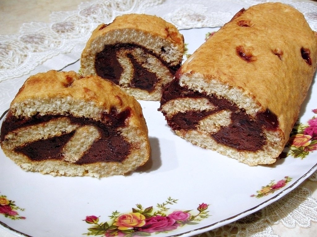 Rulada din albusuri si crema de ciocolata cu visine