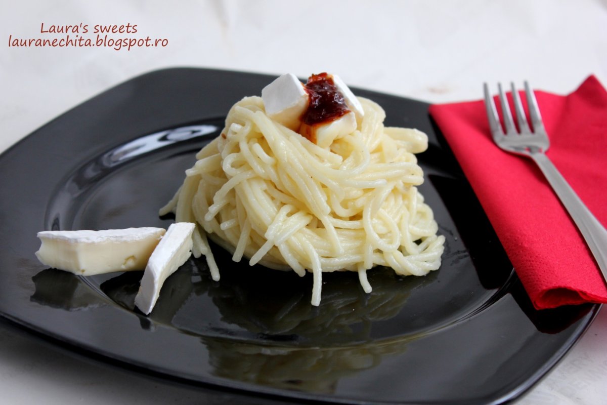 Paste cu brie si dulceata de ardei iuti