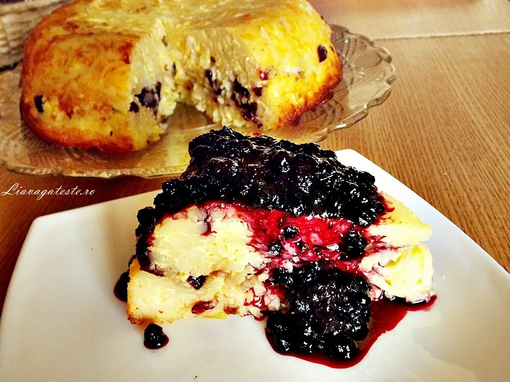 Budinca din paste, cu merisoare si dulceata de afine