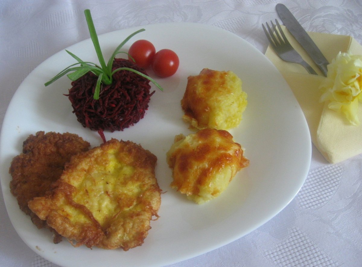 Cartofi cu cascaval, snitele de curcan si salata