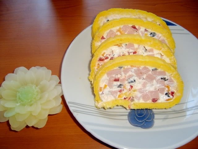 Rulada aperitiv cu branza si sunca de pui