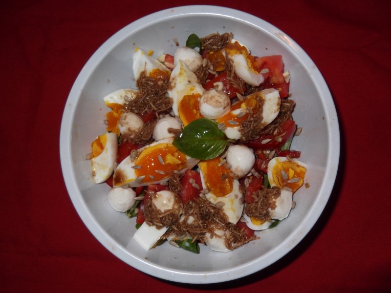 Salată de valeriană cu ouă și mozzarella.