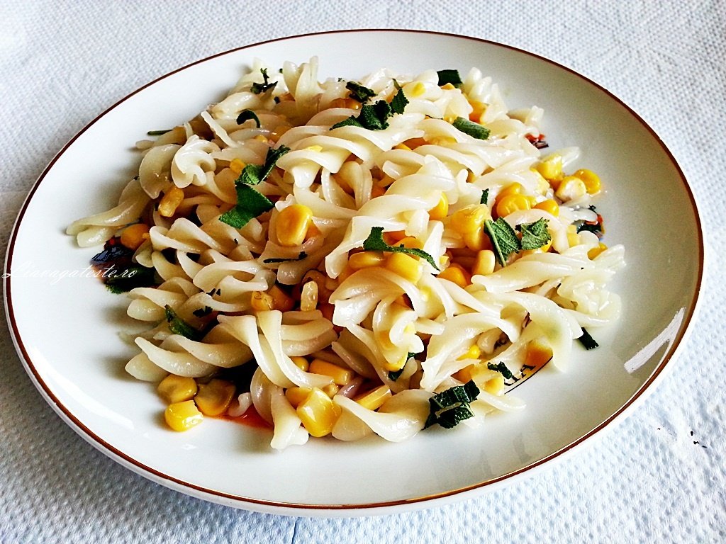 Paste cu porumb si sirop de salvie