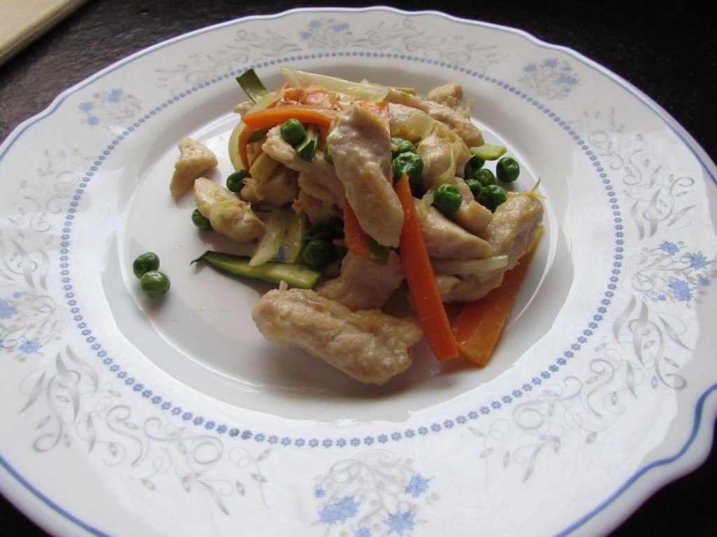 Fasii de piept de pui cu mazare, morcovi si zucchini