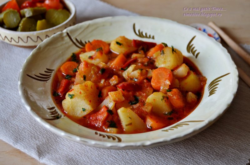 Gulyas de cartofi cu legume