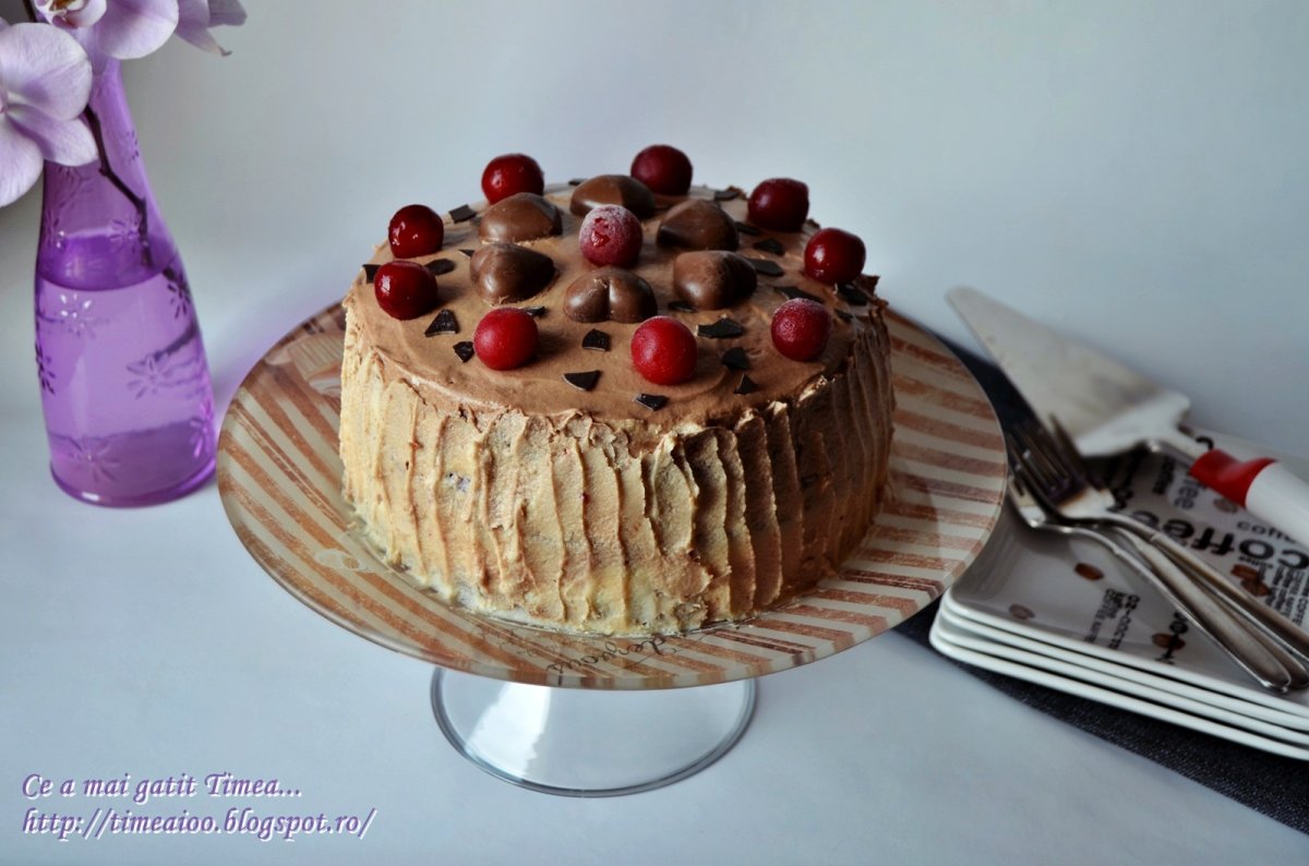 Tort cu visine si doua feluri de ciocolata