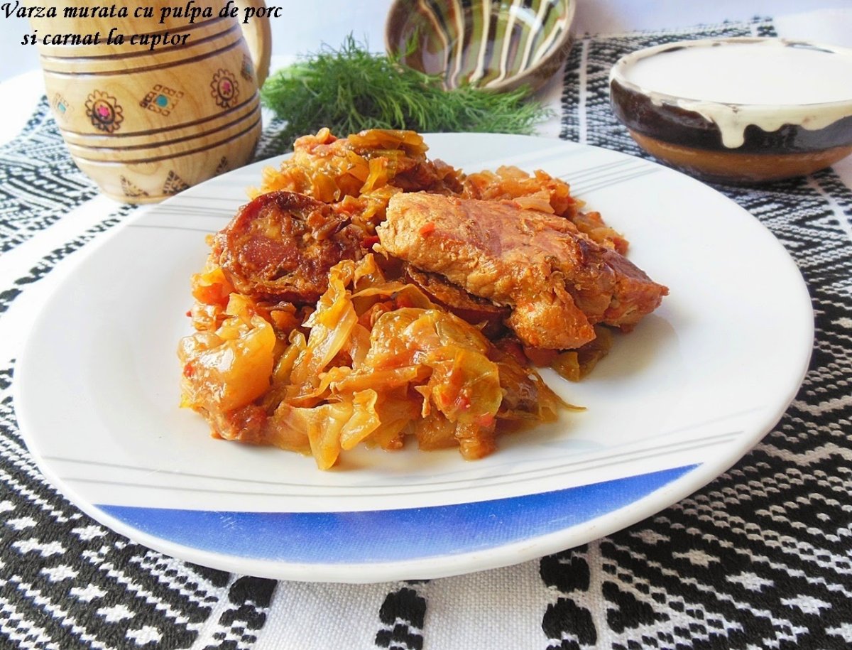 Varza murata cu pulpa de porc si carnat la cuptor