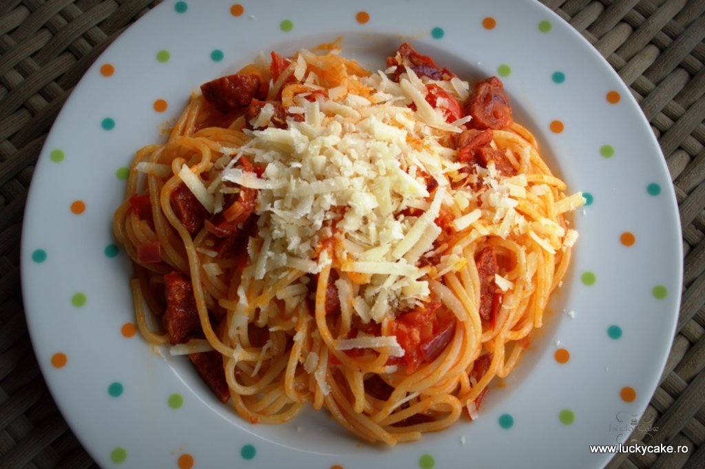 Spaghete picante cu chorizo