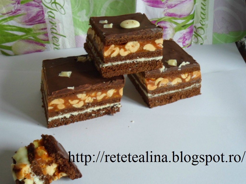 Prajitura Snickers cu alune, crema caramel si ciocolata