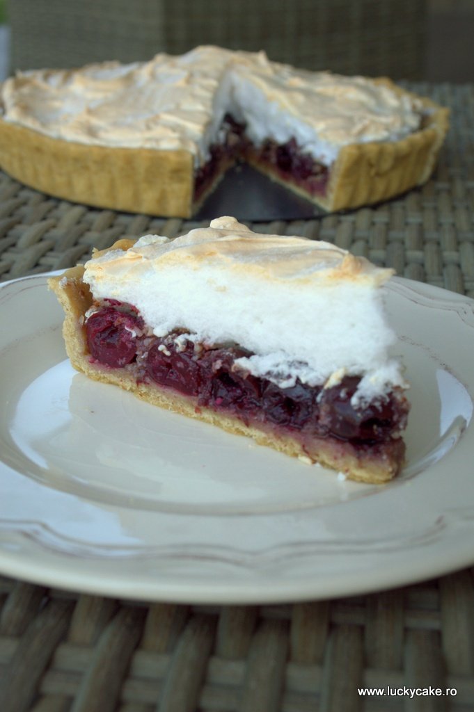 Tarta de visine cu migdale si bezea