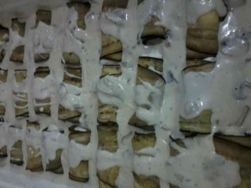 Rulouri de vinete umplute cu branza cremoasa si sos de ciuperci si smantana