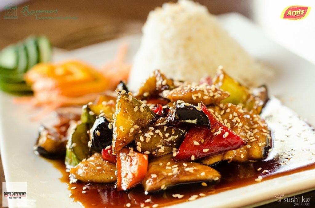 Pui tras la tigaie cu sos teriyaki si legume