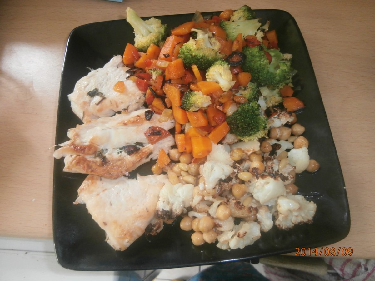 Piept de pui cu garnitura de legume