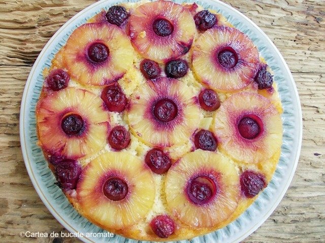 Prăjitură răsturnată cu ananas şi cireşe