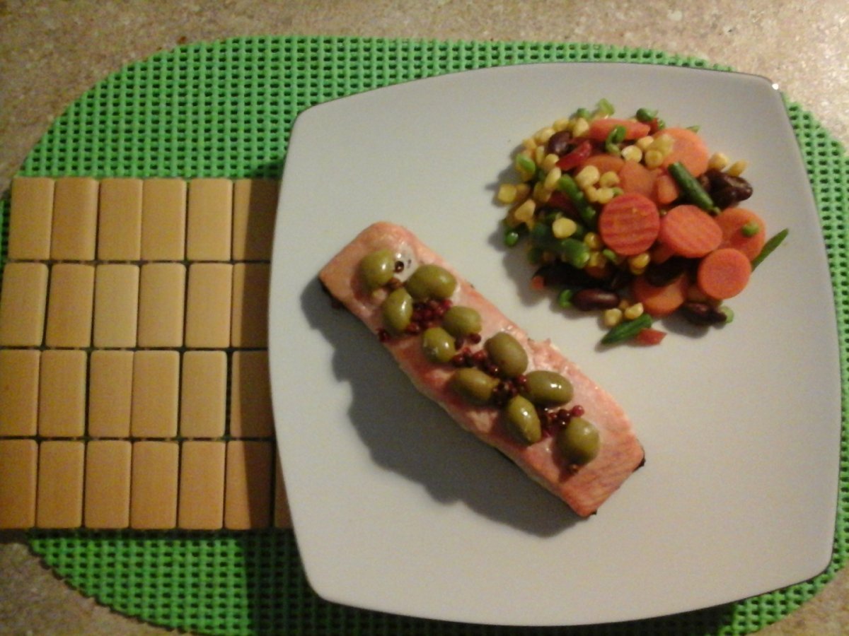 Somon la cuptor cu legume