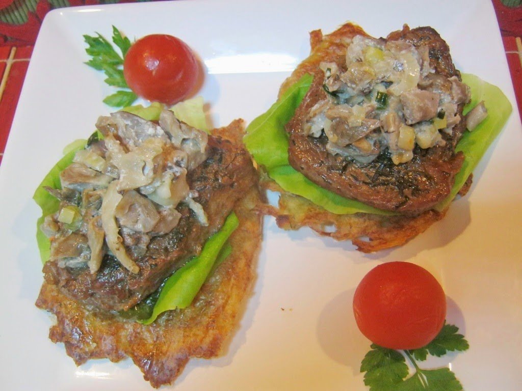 Medalioane de vitel cu ciuperci si chiftelute de cartofi