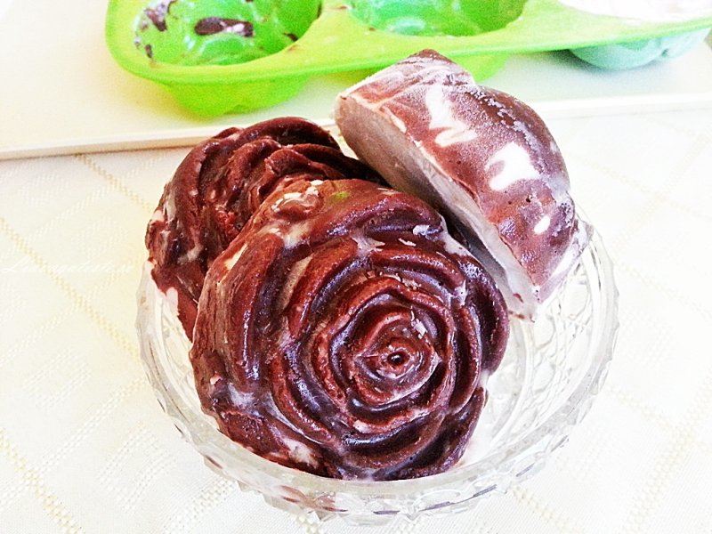 Trandafiri de inghetata cu petale de ciocolata