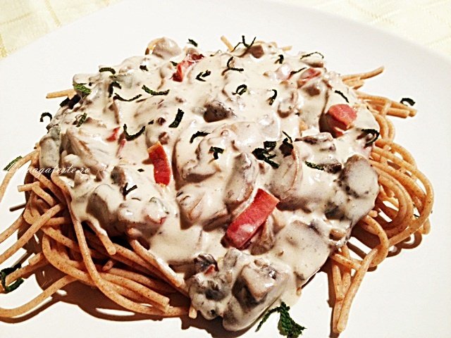 Paste integrale cu ciuperci si sos de bacon cu smantana si salvie