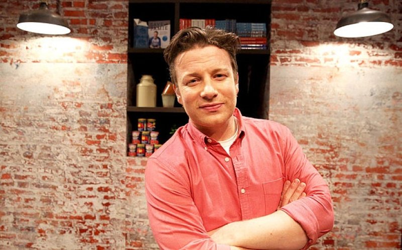 Jamie Oliver sustine ca zaharul este la fel de periculos ca tutunul