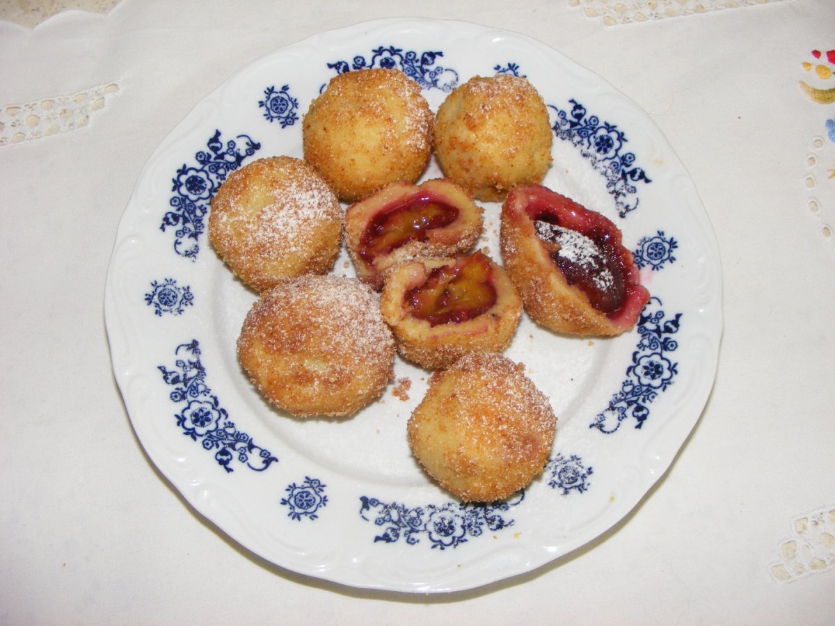 Galuste cu prune din fulgi de cartofi