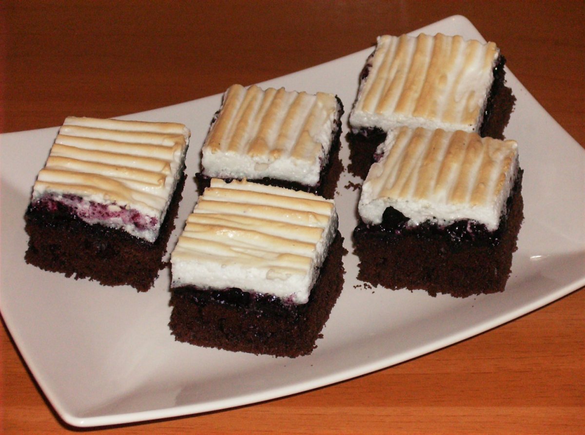 Negresă cu gem de afine şi bezea