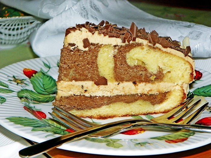 Tort marmorat cu crema de unt de arahide