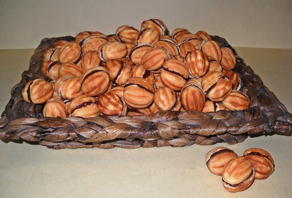 Reteta de nuci umplute cu crema de ciocolata. Extrem de fragede, aromate si delicioase