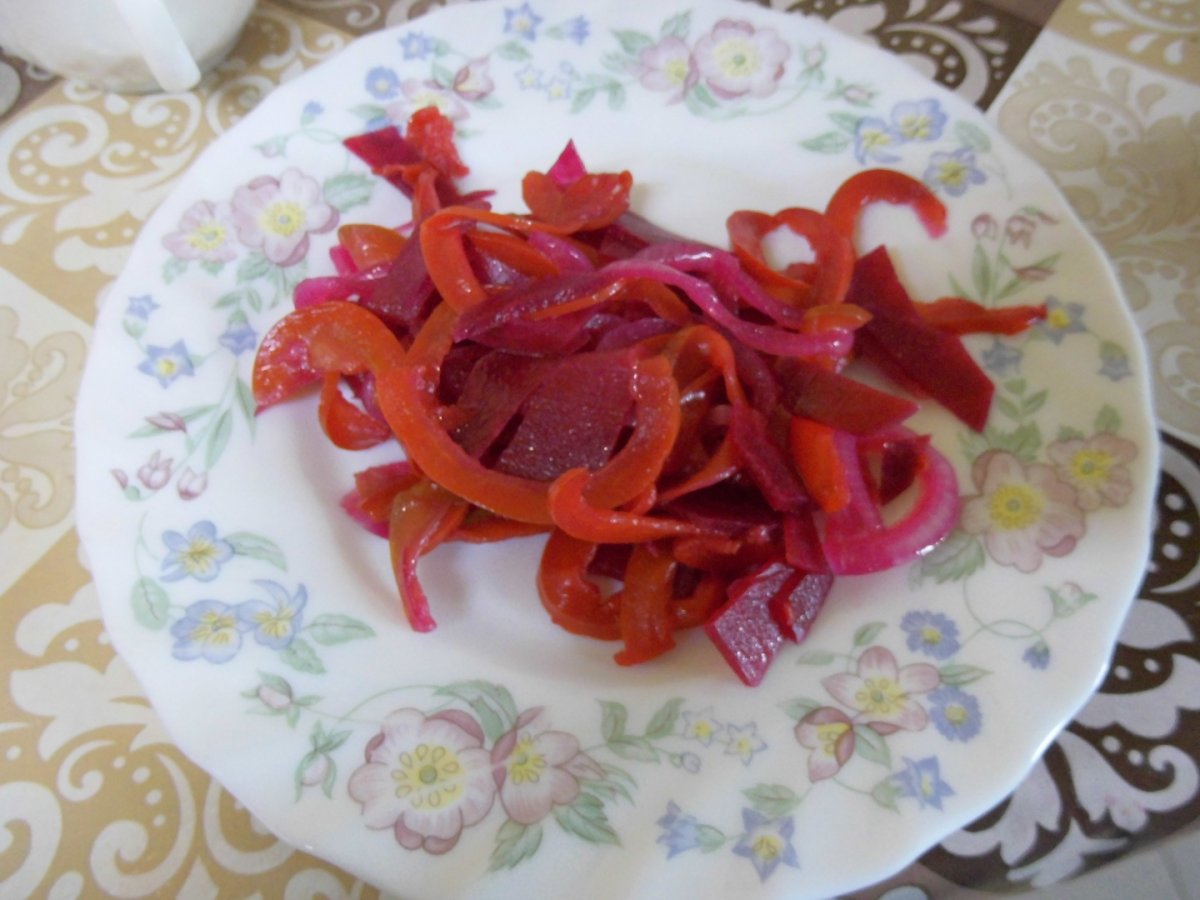 Salata de sfecla rosie cu gogosari si ceapa conservata pentru iarna