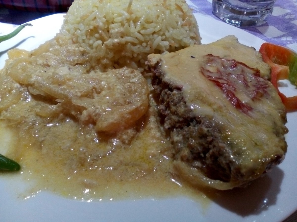 Cartofi cu carne tocata si sos de tahini la cuptor