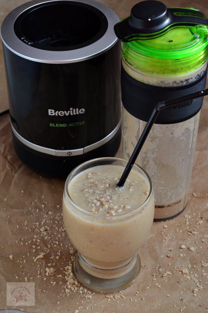 Smoothie delicios cu banane, pere, migdale si nuci