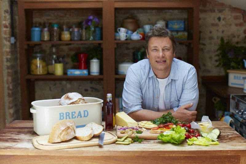 Minunata friptura de pui cu unt aromat pentru Craciun, a lui Jamie Oliver