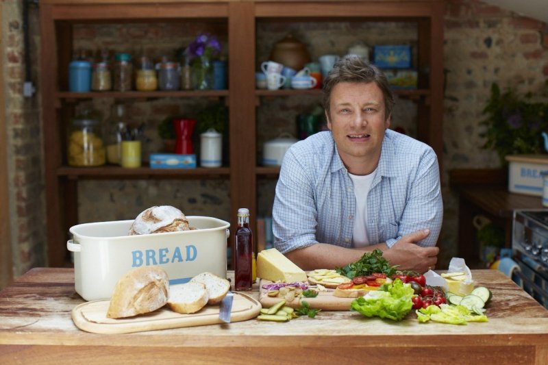 Minunata friptura de pui cu unt aromat pentru Craciun, a lui Jamie Oliver