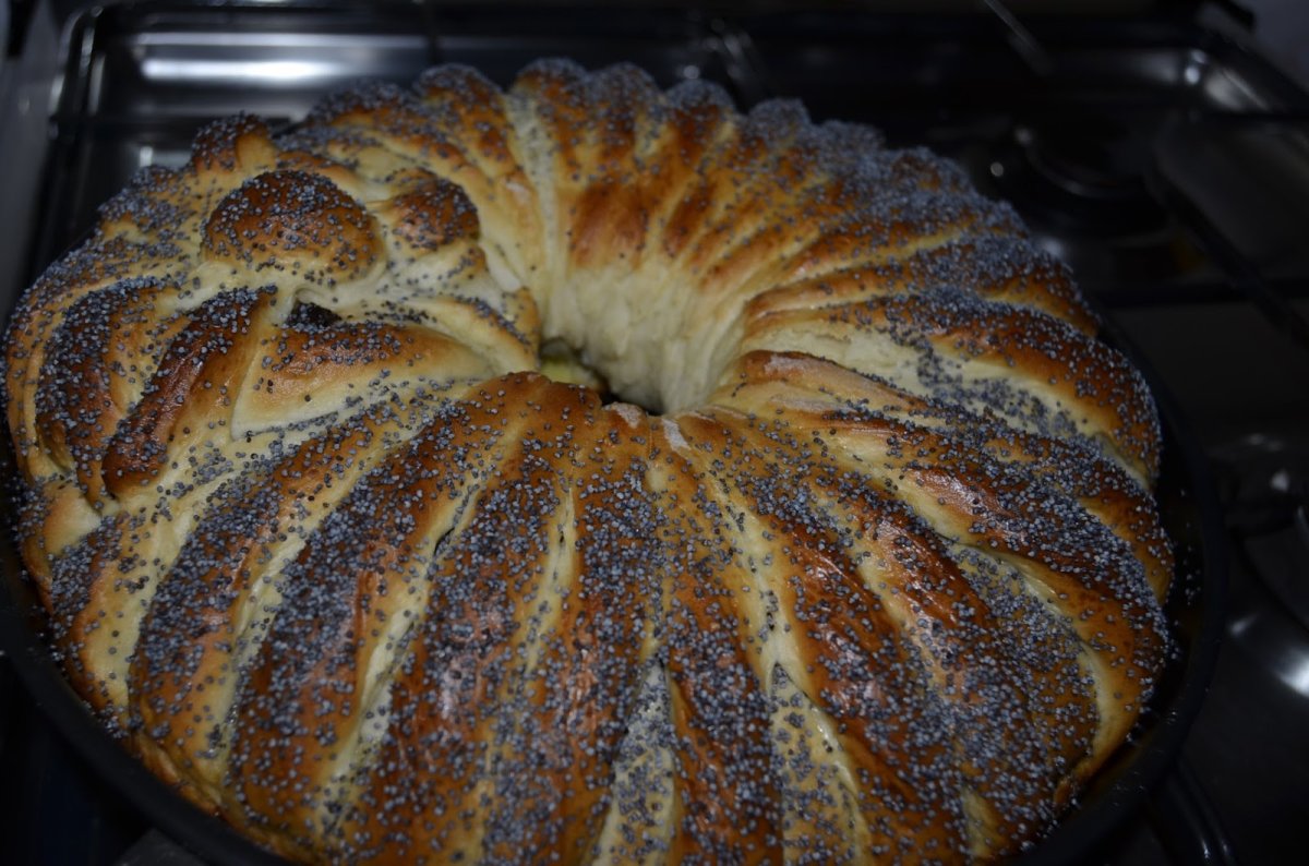 Cozonac cu mac si gem de caise