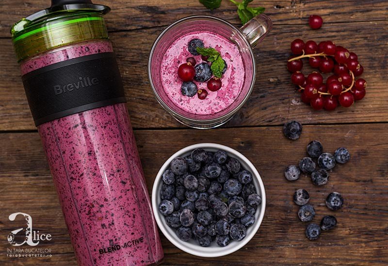 Smoothie cu afine si coacaze