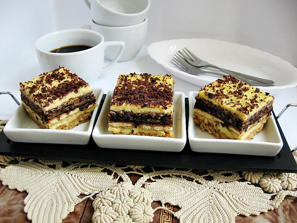 Prajitura cu blat de albusuri, biscuiti si crema de galbenusuri