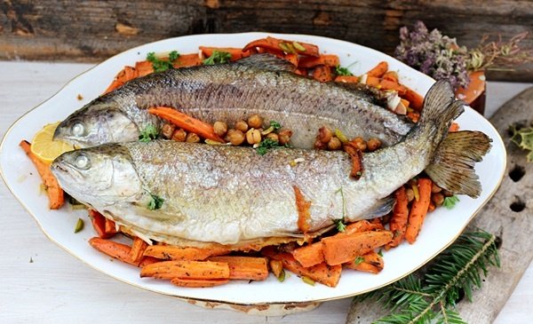 Pastrav la cuptor cu salata marocana de morcovi si naut