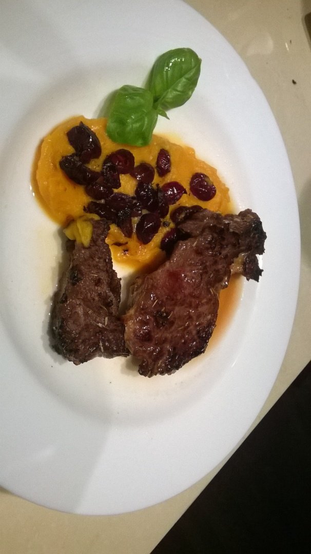 Friptura de vitel frageda si piure de cartofi dulci cu merisoare