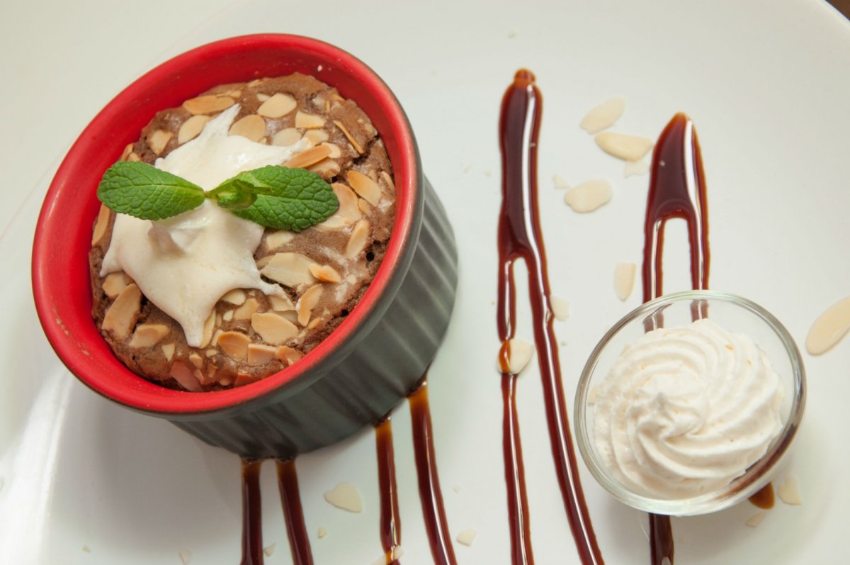 Budinca de ciocolata si migdale cu crema de unt