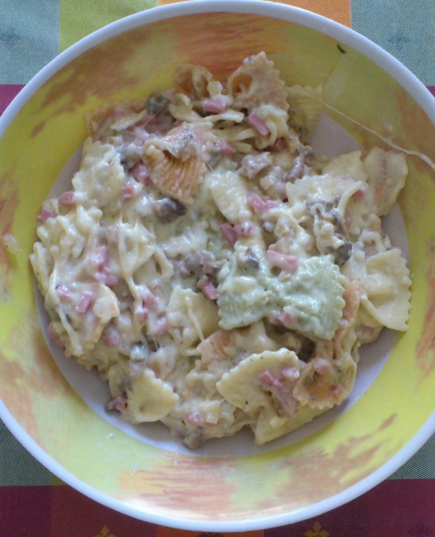 Paste cu ciuperci, ceapa, sunca, cascaval si bechamel