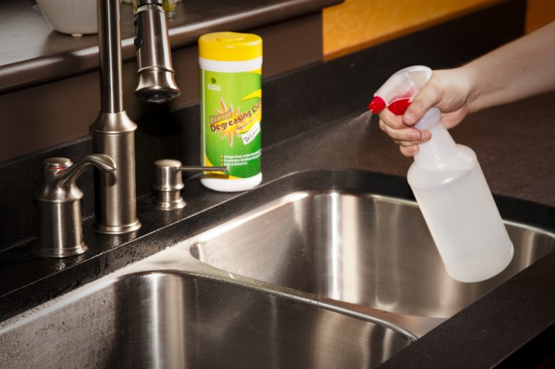 10 moduri in care poti folosi otetul pentru a curata bucataria