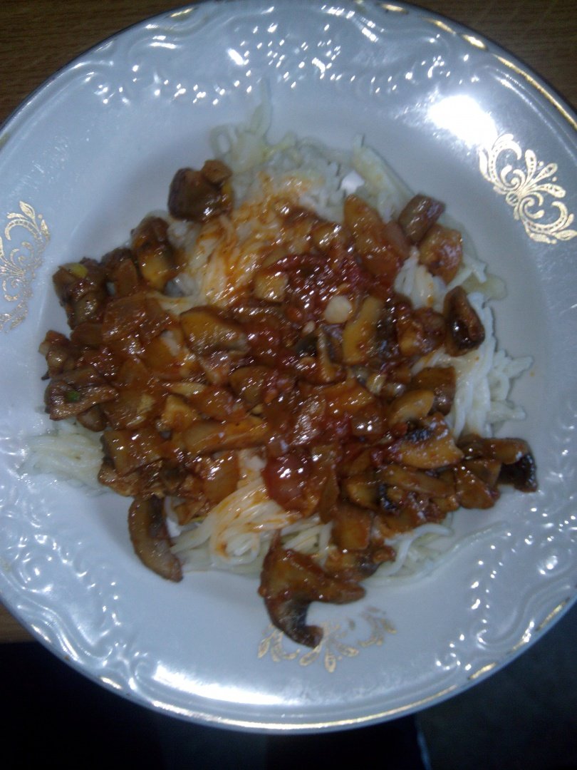 Paste cu ciuperci si sos de rosii