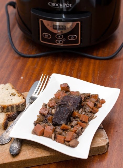 Tocanita de vita cu vin la slow cooker Crock Pot