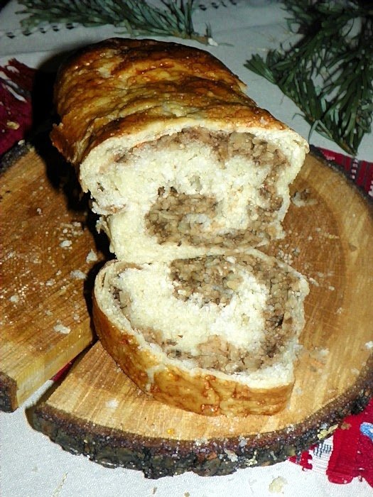 Cozonac cu nuca ,fulgi de migdale si halva