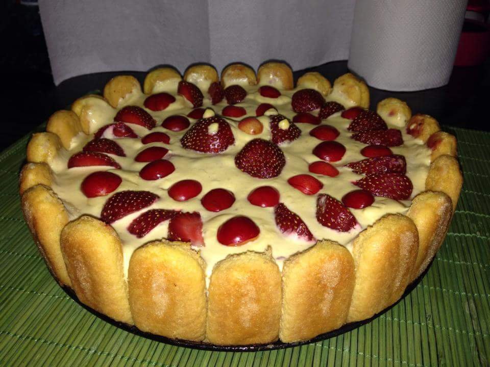 Tort estival cu capsuni si cirese