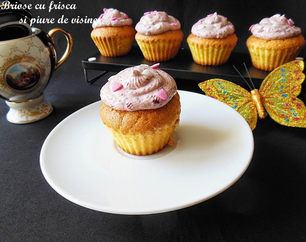 Briose cu frisca si piure de visine