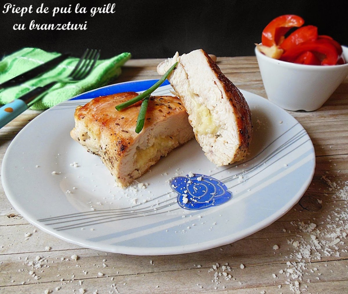 Piept de pui la grill cu branzeturi