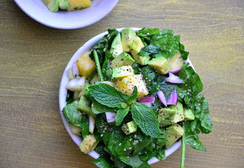 3 modalitati delicioase de a folosi fructele in salate