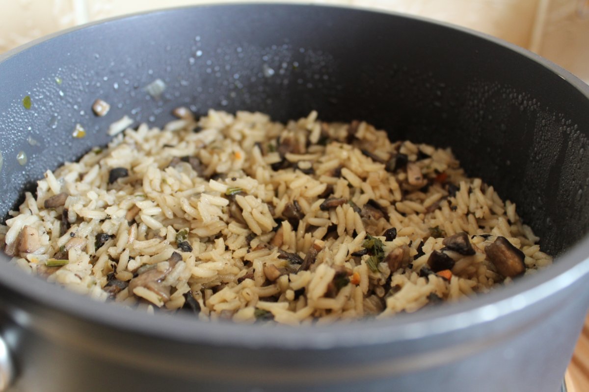 Orez cu ciuperci – reteta simpla, rapida si delicioasa