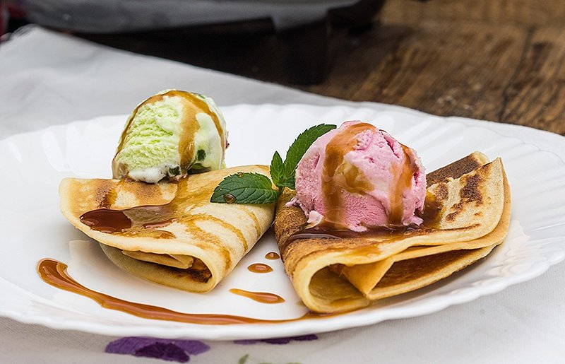 Clatite simple cu inghetata si topping de caramel