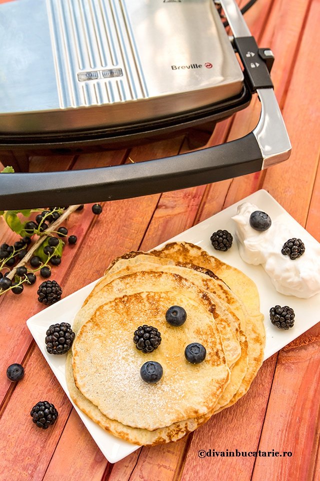 Clatite cu branza dulce de vaci si fructe de padure